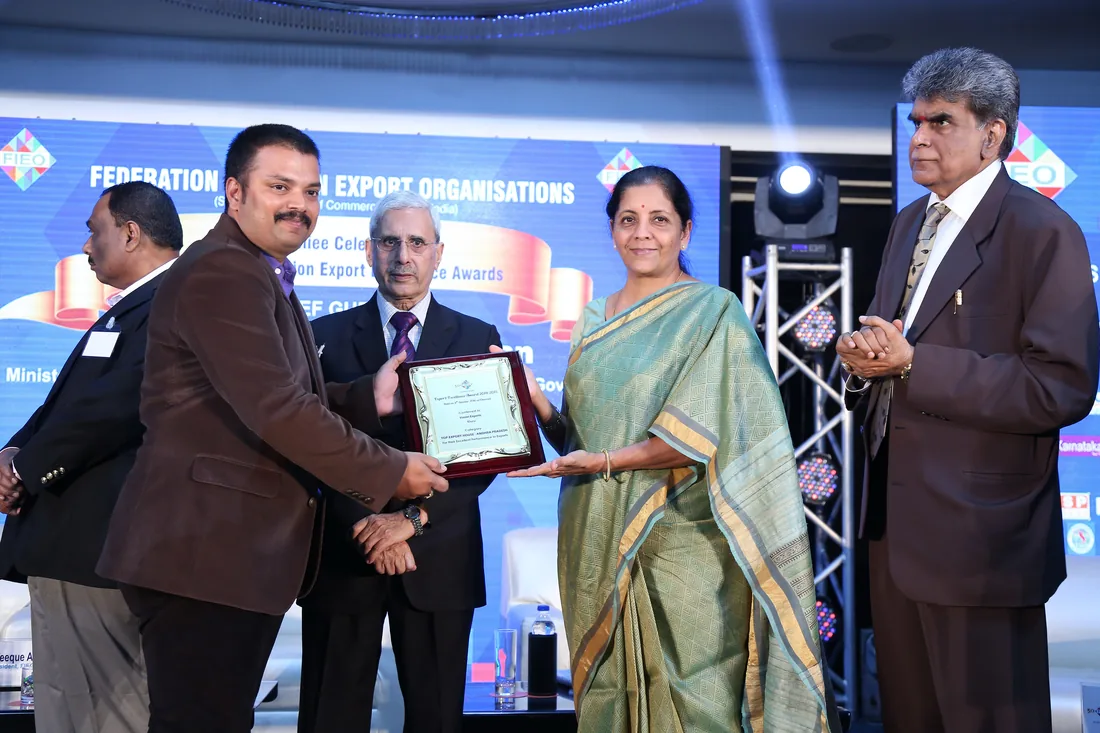 Ravi Group receiving the Top Export Excellence award